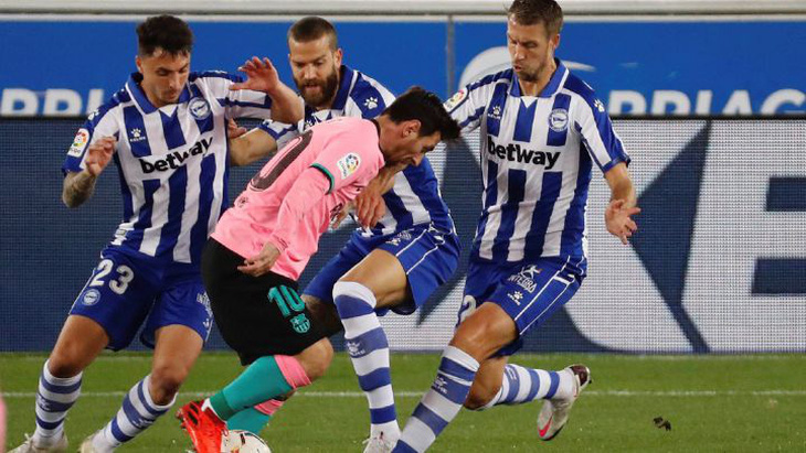 Messi bất lực nhìn Barcelona rơi điểm
