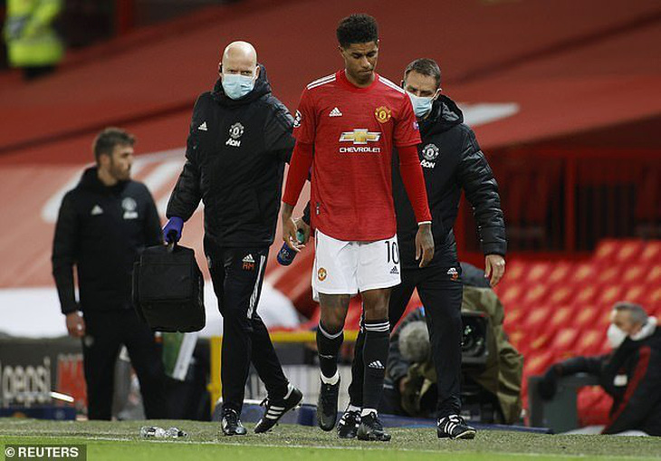 Marcus Rashford gặp chấn thương trong trận đấu với PSG. Ảnh: Reuters.