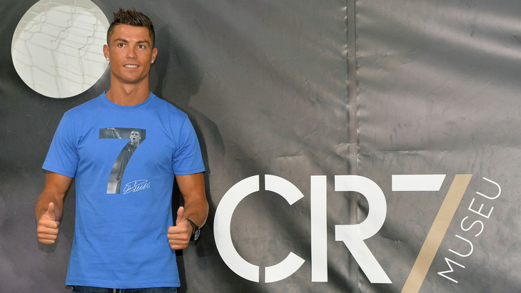 Ronaldo và mẫu áo có thương hiệu CR7 Museu