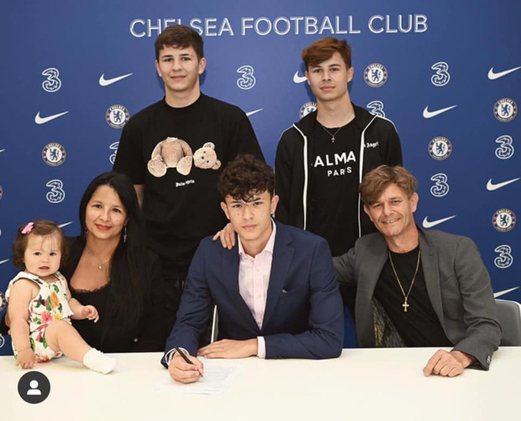 Gia đình của Bell trong ngày ký hợp đồng với Chelsea. Ảnh: Chelsea.