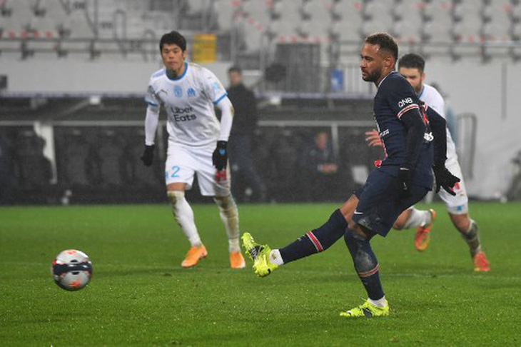 Neymar đá phạt đền thành công cho PSG.