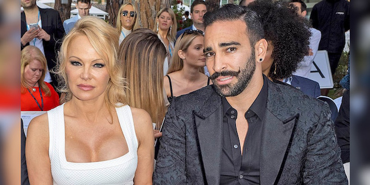 Pamela Anderson và Adil Rami từng là cặp đôi tai tiếng của giới bóng đá - showbiz.