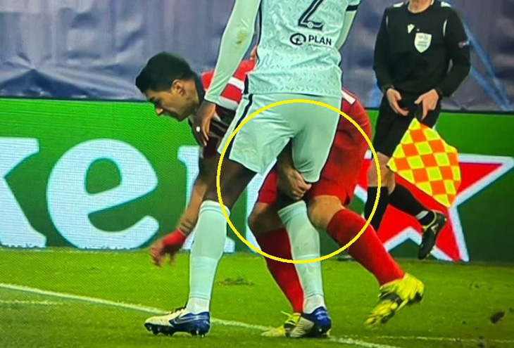 Suarez véo vào đùi đối thủ trong một pha tranh chấp