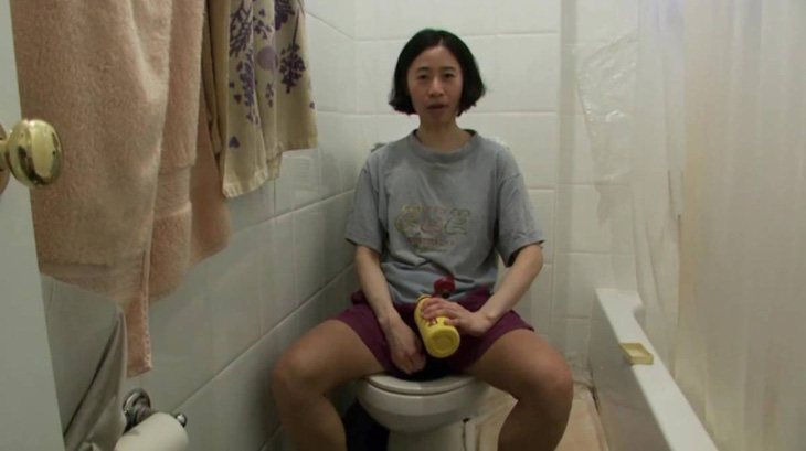 Cách đi vệ sinh tiết kiệm giấy toilet của Hashimoto cũng giúp cô tiết kiệm được cả chục USD. (Nguồn: TCL)