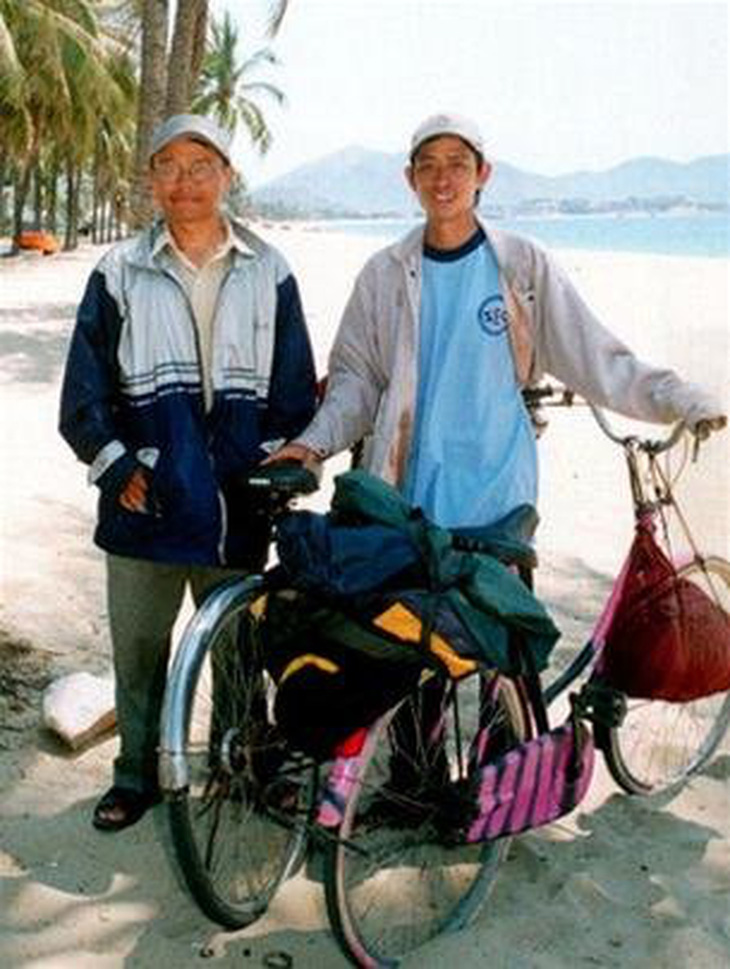 Hai bạn trẻ xuyên Việt bằng xe đạp