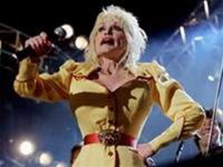 Dolly Parton miệt mài với country