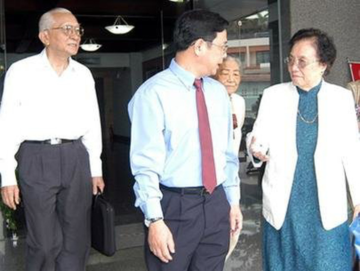 Nguyên phó chủ tịch nước Nguyễn Thị Bình thăm báo Tuổi Trẻ