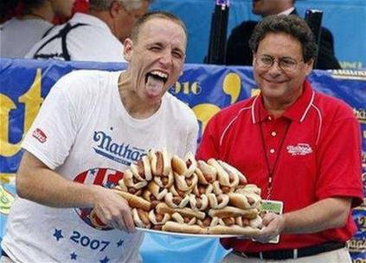 Kỷ lục ăn hotdog trở về lại người Mỹ