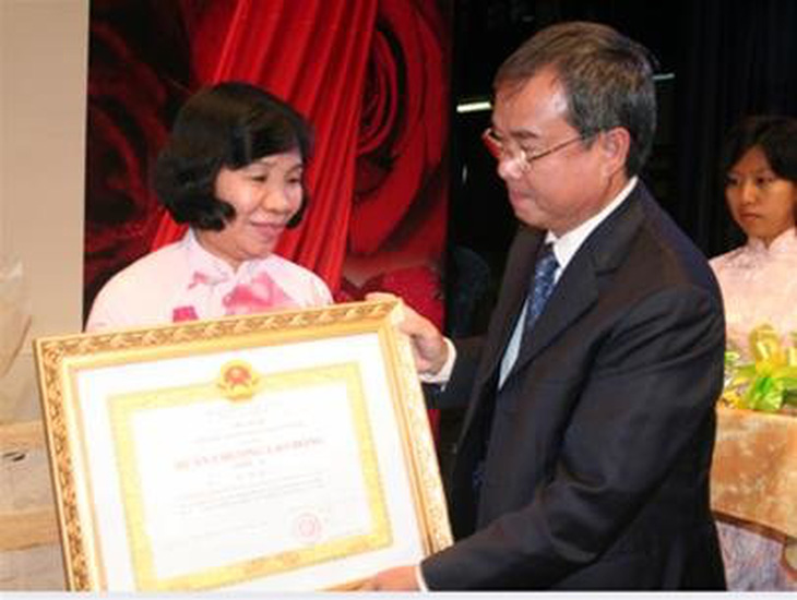 Hội Liên hiệp phụ nữ TP.HCM nhận Huân chương Lao động hạng ba