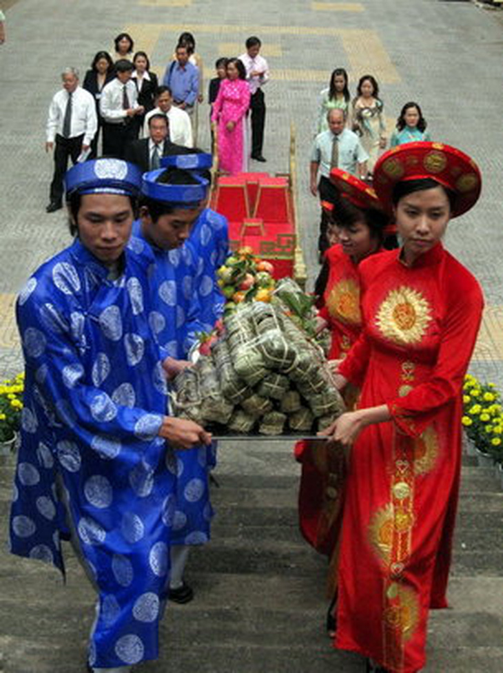 Dâng bánh tét lên tổ tiên