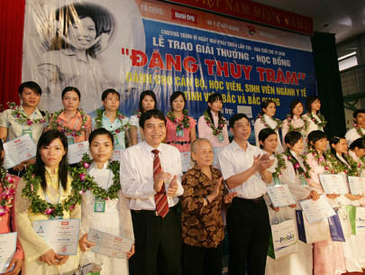 Giải thưởng - học bổng Đặng Thùy Trâm 2009: Gắn bó và yêu thương
