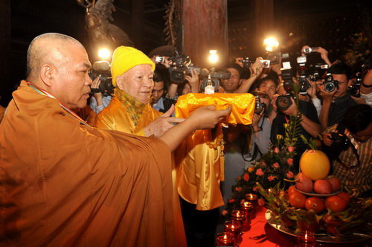 Việt Nam đón ngọc xá lợi Phật từ Ấn Độ