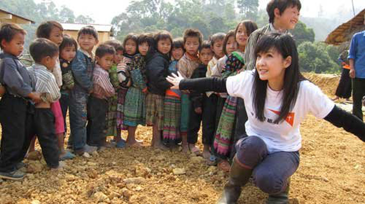 Châu Huệ Mẫn với trẻ em nghèo vùng cao
