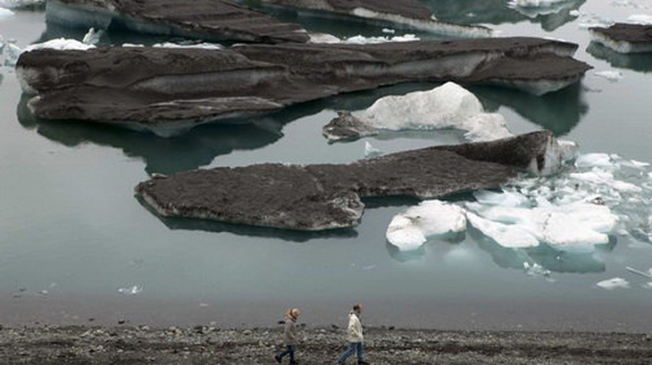Sông băng lớn nhất châu Âu đen kịt vì tro núi lửa