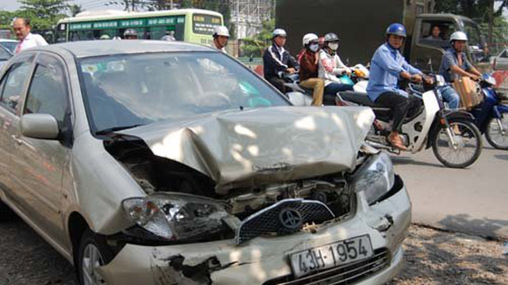 Hai vụ tông xe liên hoàn trên cầu Sài Gòn