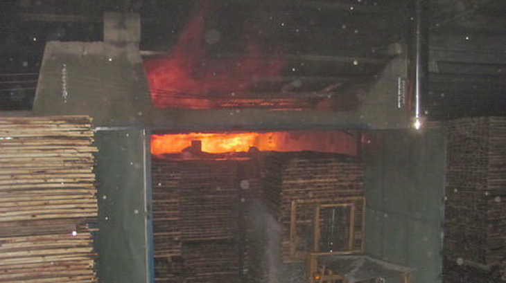 Đồng Nai: lò sấy gỗ phát nổ, bốc cháy trong đêm