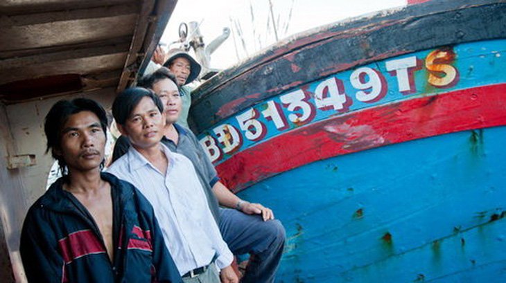 12 tàu cá Việt ứng cứu một tàu cá Việt
