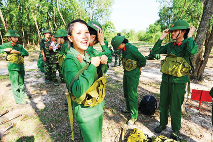 Bóng hồng trên quân trường