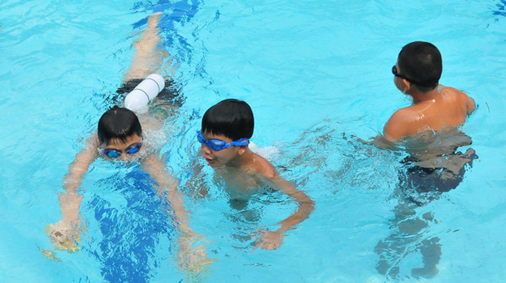 Giúp trẻ bơi lội an toàn