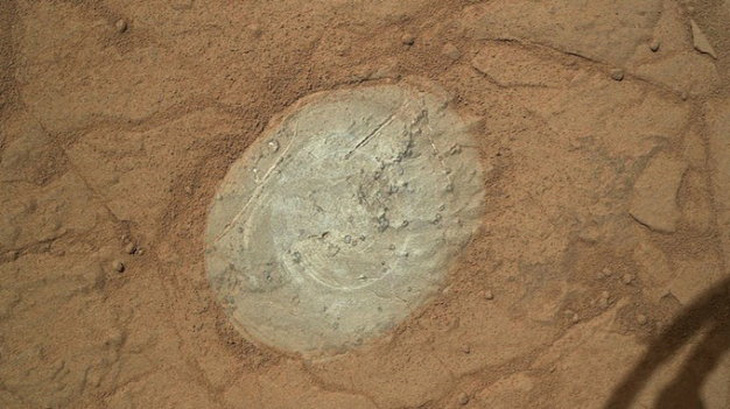 'Tò mò' làm sạch bụi trên đá sao Hỏa