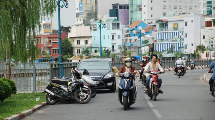 Đường Hoàng Sa - Trường Sa: vỉa hè đẹp bị chiếm dụng