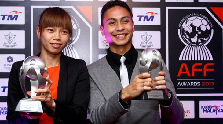 Thủ môn Kiều Trinh nhận giải 'Cầu thủ nữ xuất sắc nhất Đông Nam Á 2012'