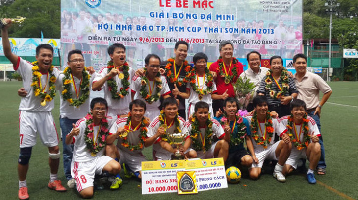 Báo Tuổi Trẻ đoạt cúp vô địch giải bóng đá Hội Nhà báo