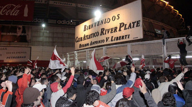 Hỗn loạn ngày xuống hạng của River Plate
