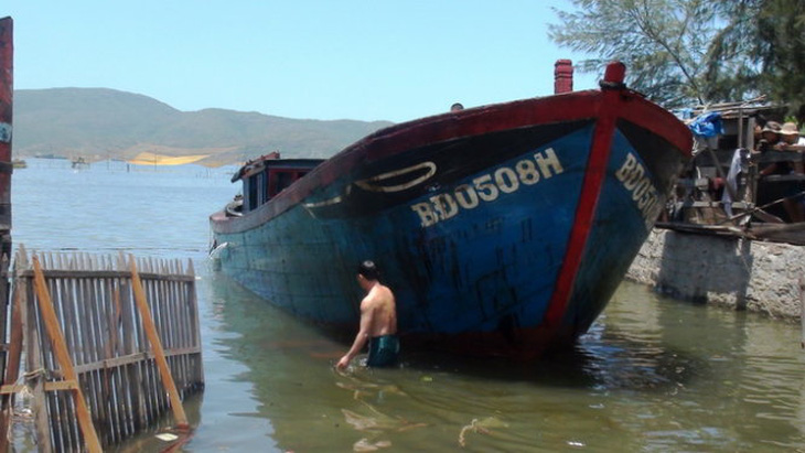 Truy tìm chủ tàu dầu bị chìm ngoài khơi Quy Nhơn
