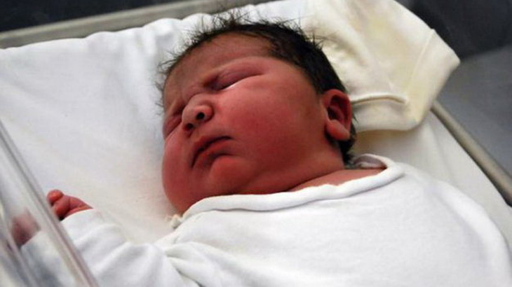 Em bé nặng 6,2kg chào đời bằng sinh thường