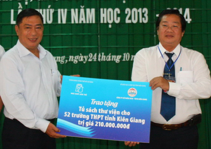 Tặng 52 tủ sách trường học cho quê hương nhà văn Sơn Nam