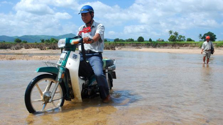 Thưởng tết cho giáo viên bằng... dầu ăn, nước mắm