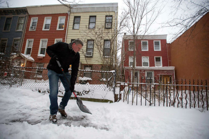 Tân thị trưởng New York xách xẻng tự dọn tuyết nhà mình