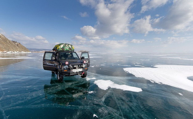 Lái xe 800km qua hồ Baikal đóng băng