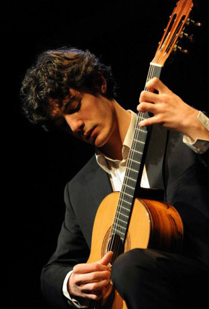 Nghệ sĩ guitar cổ điển Gabriel Bianco biểu diễn tại VN