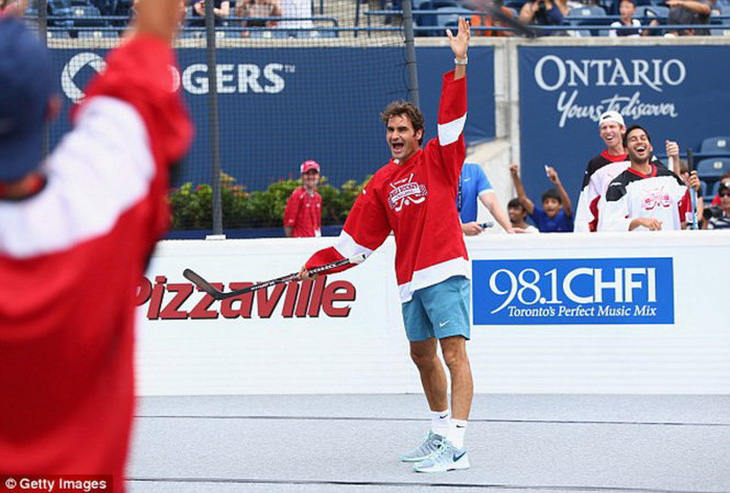 Roger Federer tập khúc côn cầu để lấy lại phong độ