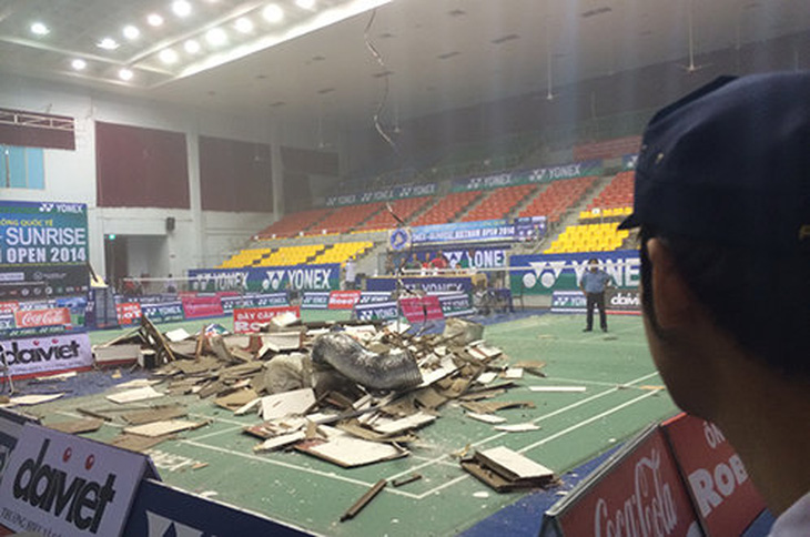 Hoảng loạn vì sập trần nhà thi đấu Phan Đình Phùng