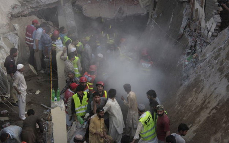 Sập mái đền Pakistan trong giờ cầu nguyện, 24 người chết