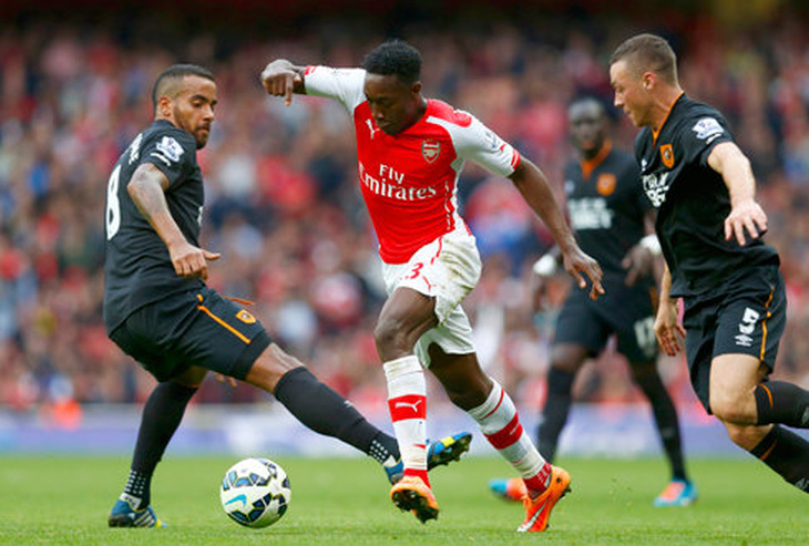 Welbeck cứu Arsenal