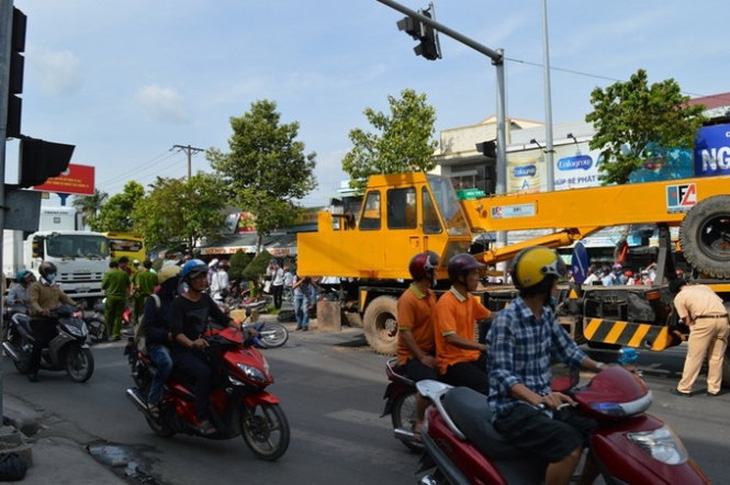 ​Xe cẩu mất phanh tông hàng chục xe máy