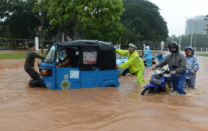 Nhiều nơi nước lũ ngập tới thắt lưng ở Jakarta