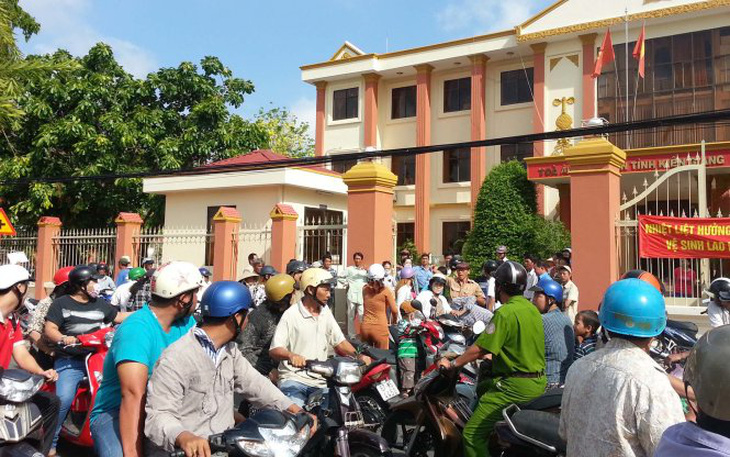 Gây náo loạn cổng tòa án Kiên Giang vì hoãn xử án