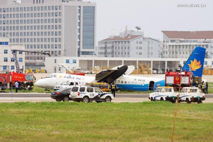 Máy bay Trung Quốc trượt đường băng, 7 người bị thương