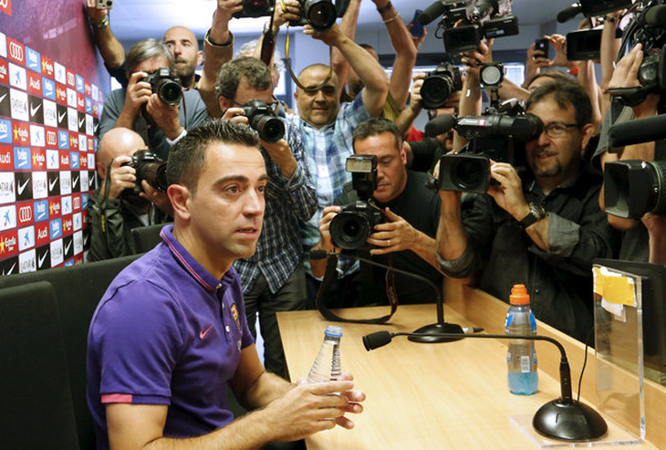 Xavi rời Barcelona sau 24 năm cống hiến