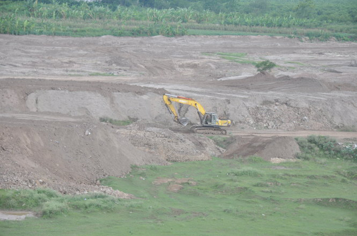 Dừng việc san lấp đất tại bãi giữa sông Hồng
