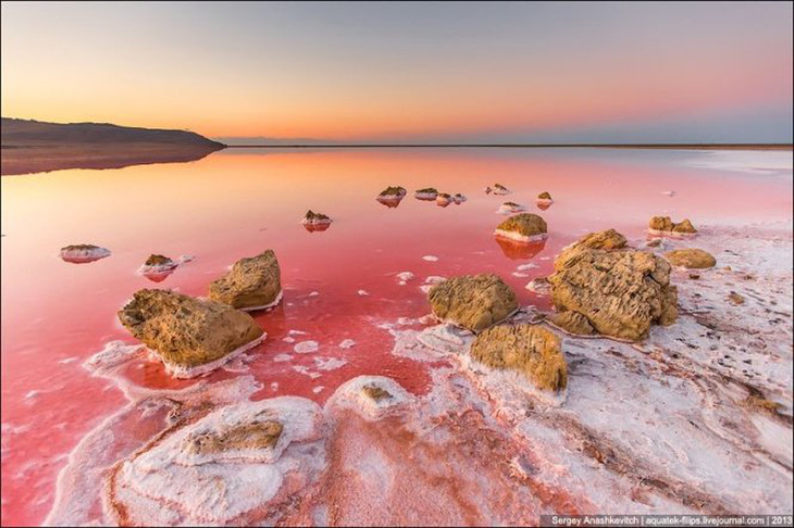 Chiêm ngưỡng hồ nước mặn có màu đỏ như máu ở Crimea