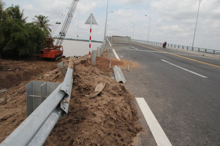 Đường dẫn cầu Cổ Chiên xuống cấp trầm trọng sau 2 tháng thông xe