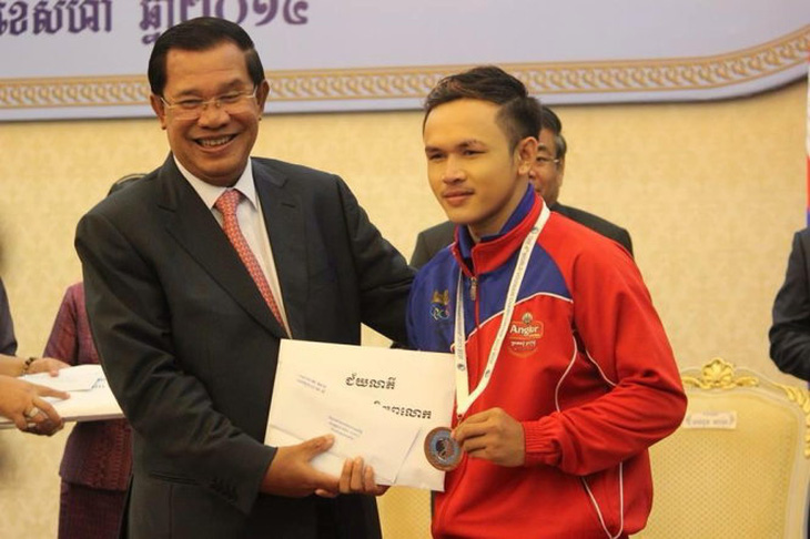 Thủ tướng Hun Sen đón trọng thể võ sĩ Vovinam giành huy chương thế giới
