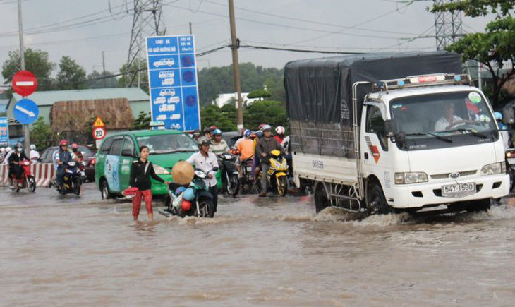 ​Mưa lớn, quốc lộ 13 qua tỉnh Bình Dương lại ngập sâu