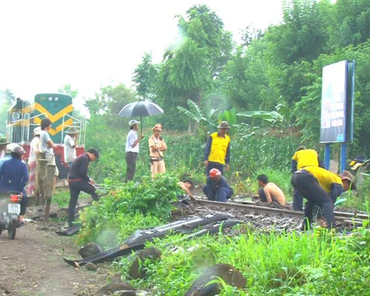 Tàu chở hàng trật ray, đường sắt gián đoạn gần 5 giờ